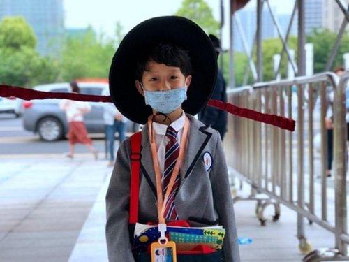 杭州小学生戴一米帽上课的相关图片